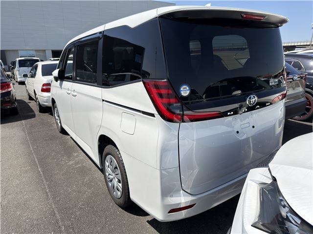 Toyota NOAH 2022 6403804-1