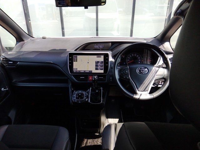 Toyota NOAH 2021 6406867-8