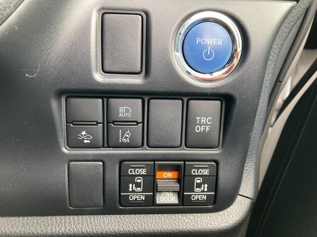 Toyota NOAH 2021 6406870-8