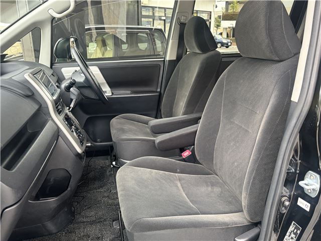 Toyota NOAH 2013 6413015-2