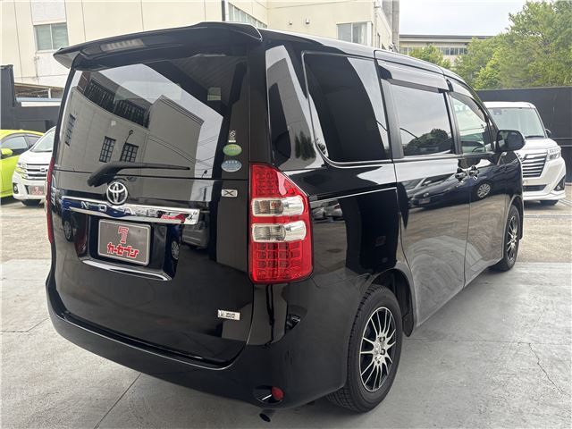 Toyota NOAH 2013 6413015-6