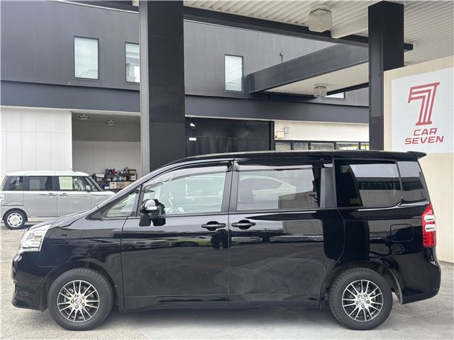 Toyota NOAH 2013 6413015-8