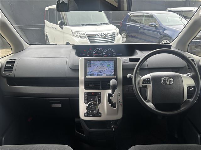 Toyota NOAH 2013 6413015-9
