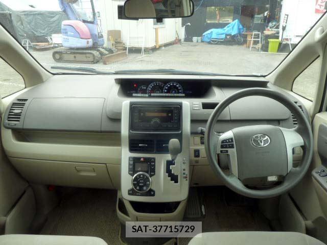 Toyota NOAH 2012 6413164-2
