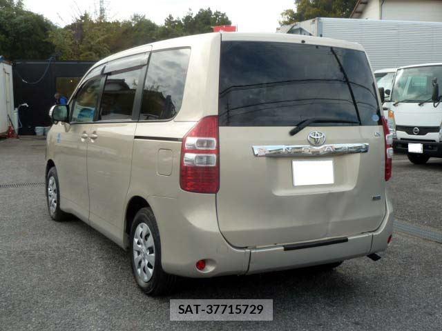Toyota NOAH 2012 6413164-7