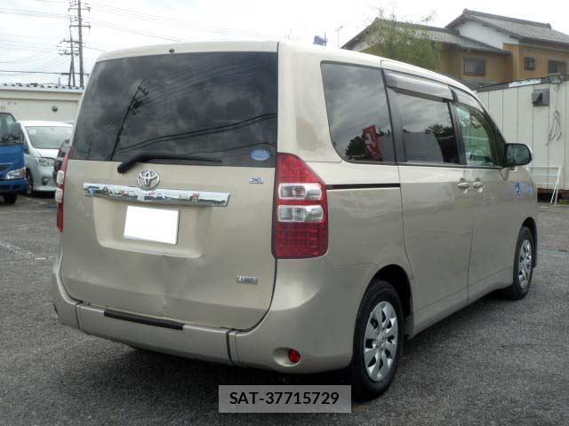 Toyota NOAH 2012 6413164-8