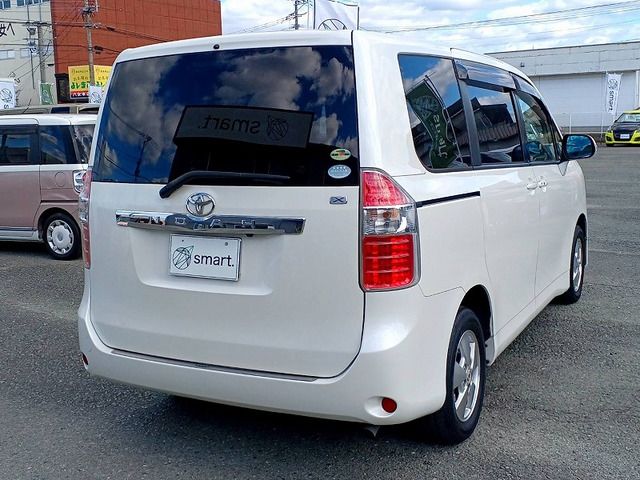 Toyota NOAH 2008 6413847-6