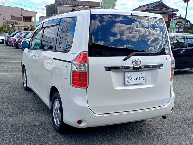 Toyota NOAH 2008 6413847-8