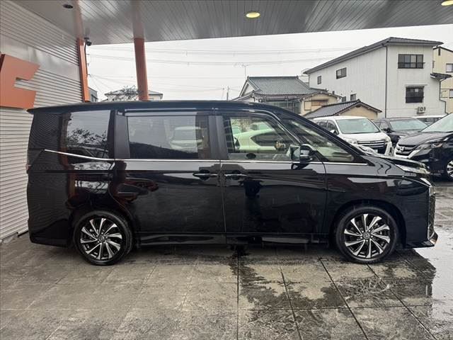 Toyota VOXY 2022 6385583-10