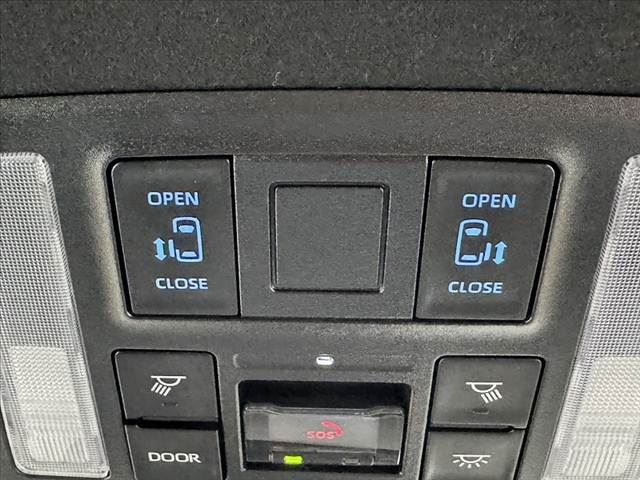 Toyota VOXY 2022 6385583-5