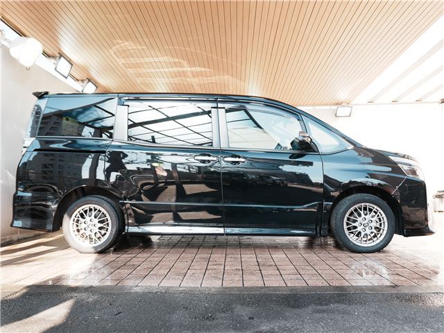 Toyota VOXY 2021 6389158-8