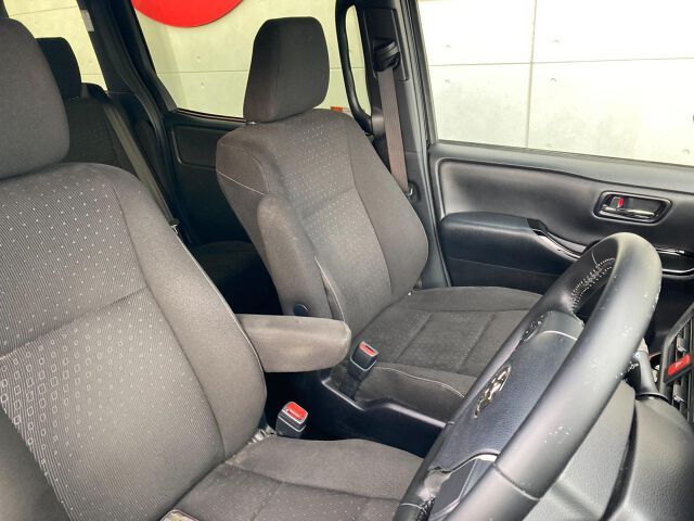 Toyota VOXY 2019 6393057-4