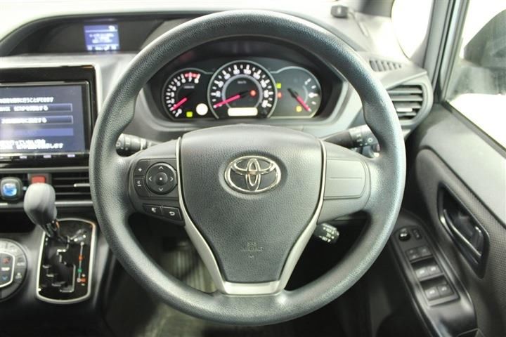 Toyota VOXY 2017 6399244-6
