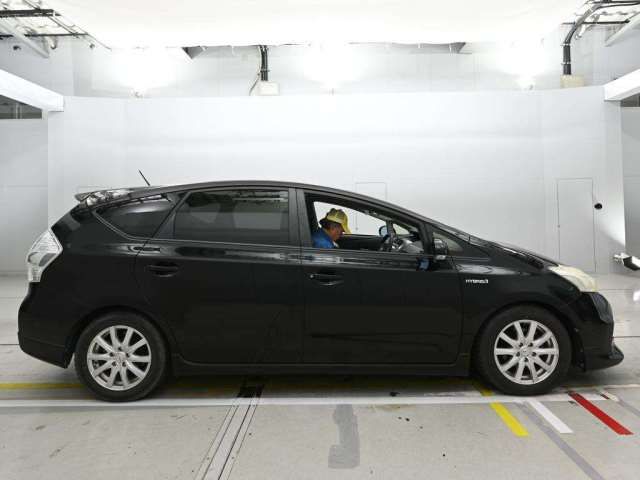 Toyota PRIUS ALPHA 2013 6435335-2