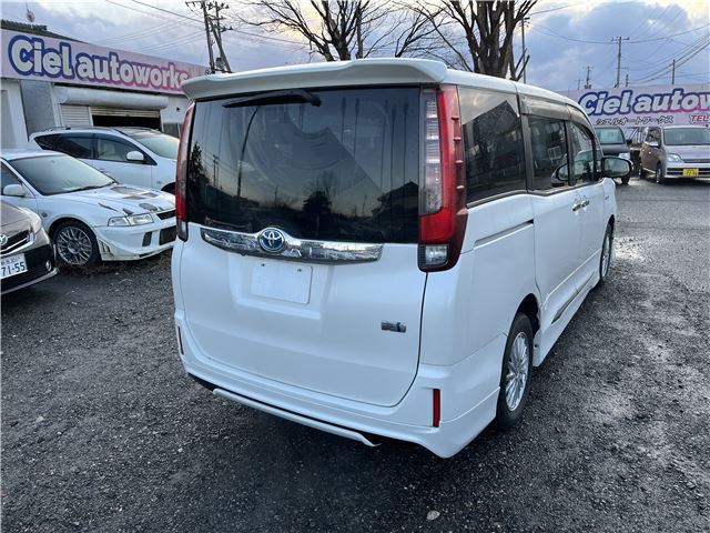 Toyota NOAH 2015 6511593-1