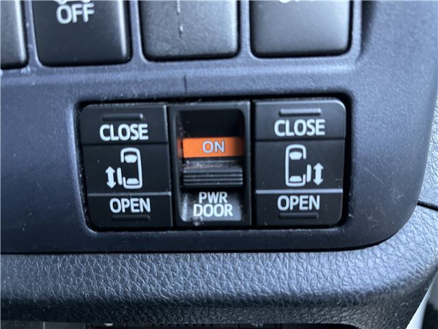 Toyota NOAH 2015 6511593-5