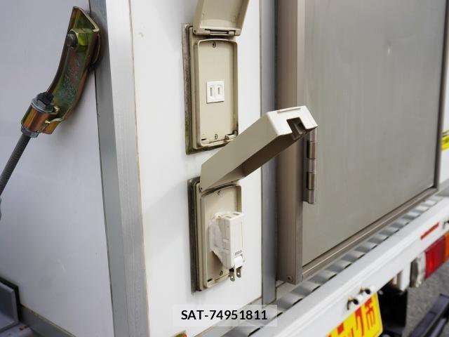 Nissan ATLAS 2017-02 1411336-9
