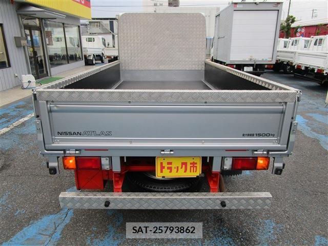 Nissan ATLAS 2017-03 1553781-4