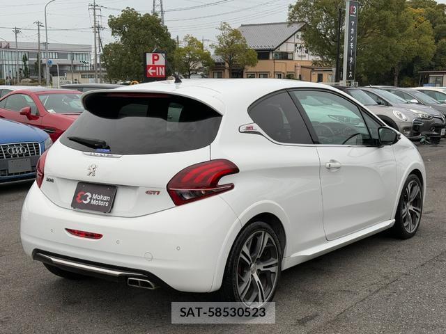 Peugeot 208 2016-06 7808755-11