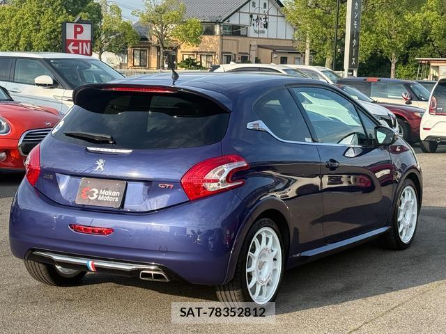 Peugeot 208 2013-10 7808814-11