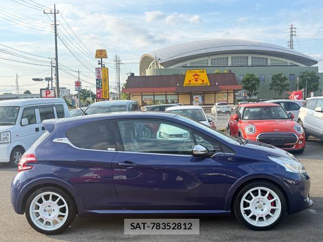 Peugeot 208 2013-10 7808814-12