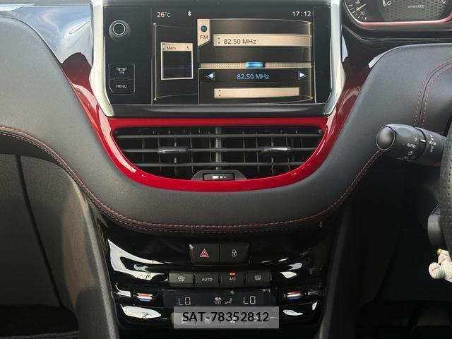 Peugeot 208 2013-10 7808814-18