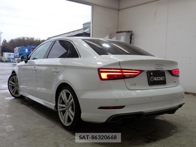Audi A3 SEDAN 2017-11 7810404-1