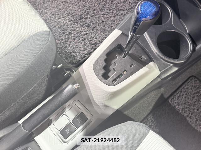 Toyota AQUA 2012-08 7795426-15