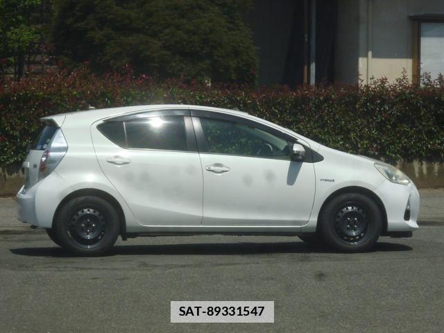 Toyota AQUA 2012-04 7798071-11
