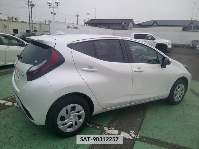Toyota AQUA 2024-05 7806710-2
