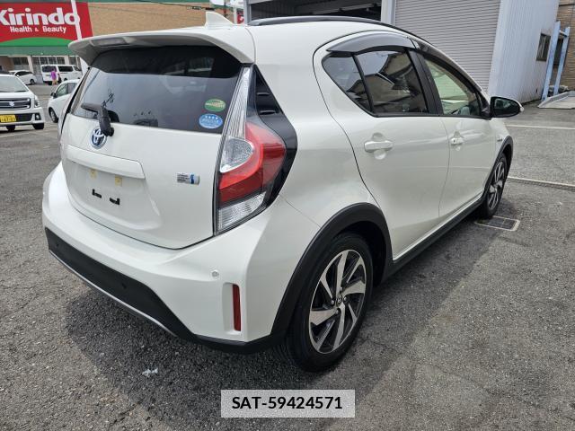 Toyota AQUA 2018-04 7809936-3