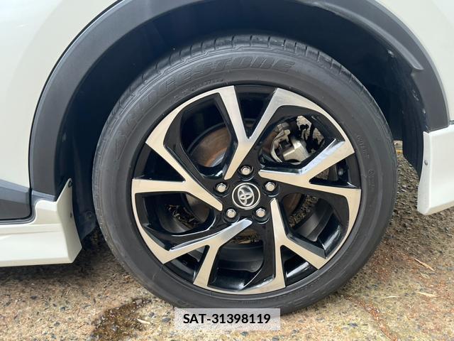 Toyota C-HR 2017-10 7800066-7
