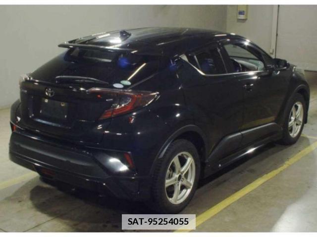 Toyota C-HR 2017-08 7807855-1