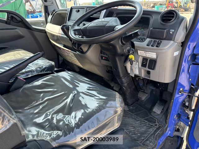 MITSUBISHI FUSO CANTER 2017-10 7795947-9