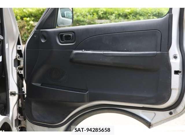 Nissan Caravan 2008-12 7793545-12