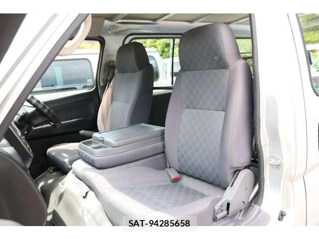 Nissan Caravan 2008-12 7793545-17