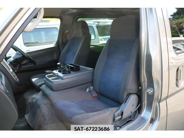 Nissan Caravan 2012-03 7793546-17