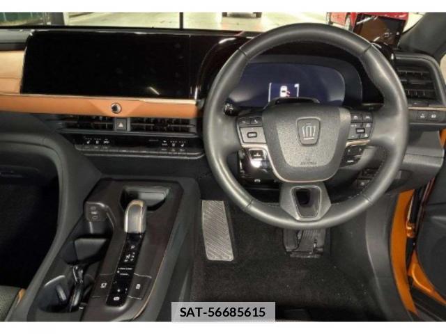 Toyota Crown Crossover 2023-04 7807837-2