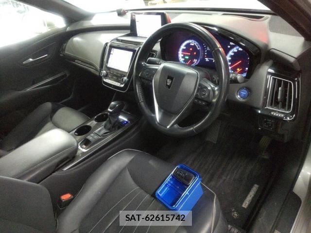 Toyota CROWN HYBRID 2019-04 7794997-2