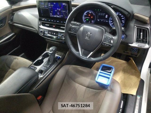 Toyota CROWN HYBRID 2022-01 7795060-2