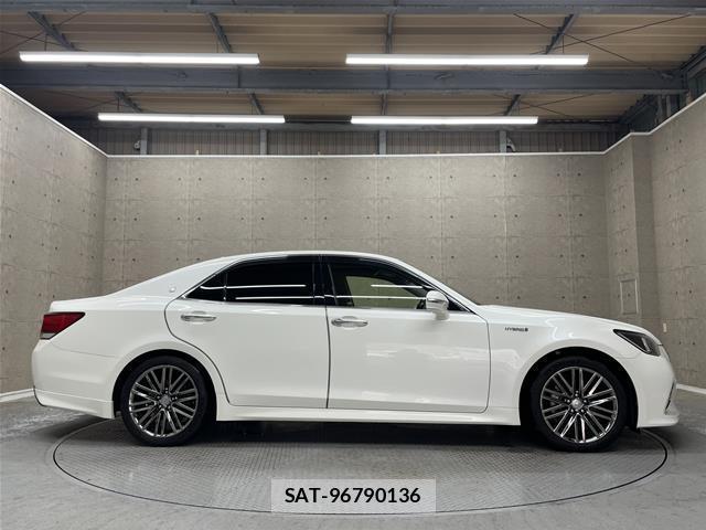 Toyota CROWN HYBRID 2017-01 7797581-7