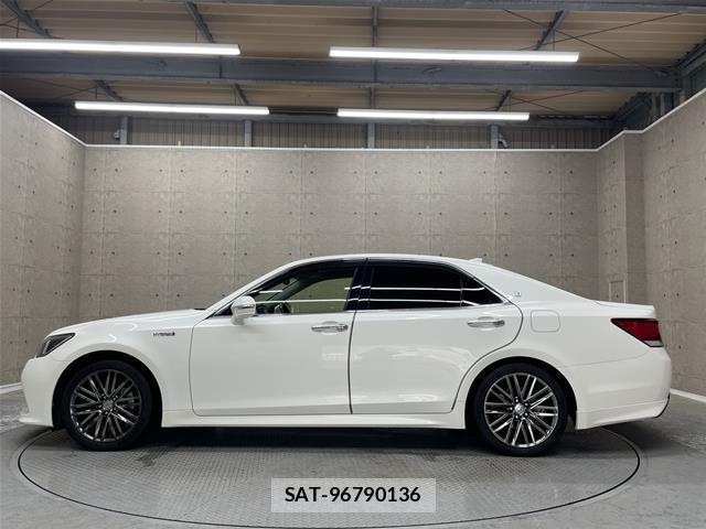 Toyota CROWN HYBRID 2017-01 7797581-8