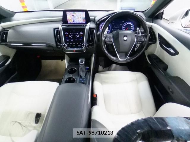 Toyota CROWN HYBRID 2018-07 7811043-2