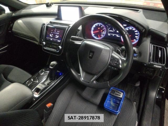 Toyota CROWN 2019-10 7801438-2