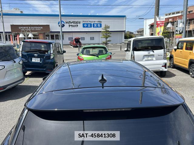 Lexus CT 2011-08 7802617-12