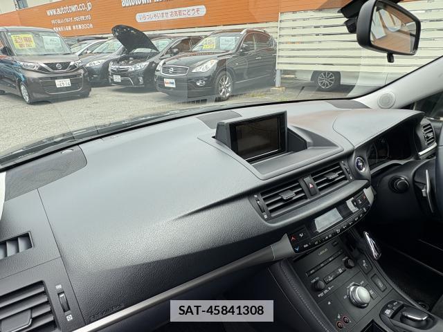 Lexus CT 2011-08 7802617-17
