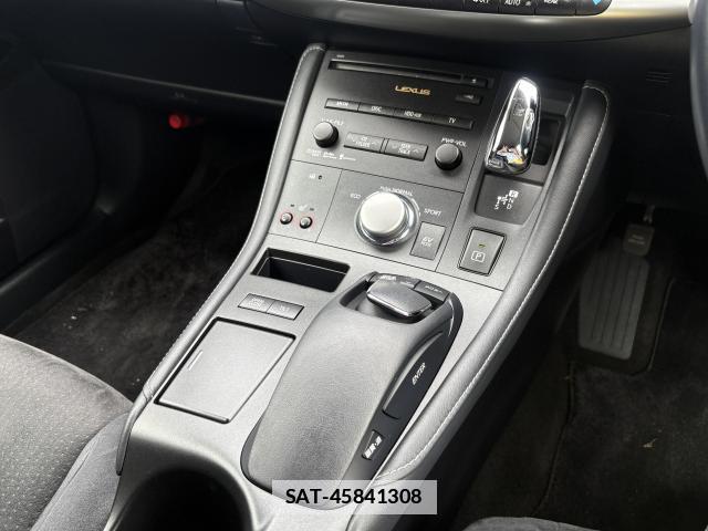 Lexus CT 2011-08 7802617-19