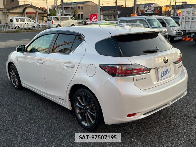 Lexus CT 2011-10 7809776-11