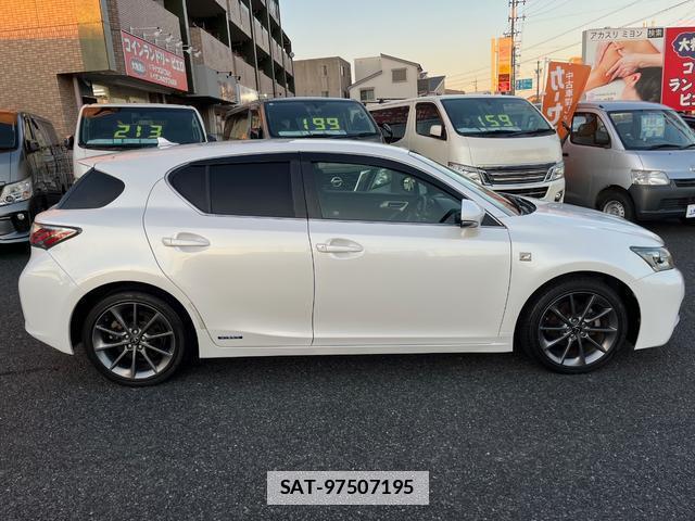 Lexus CT 2011-10 7809776-8