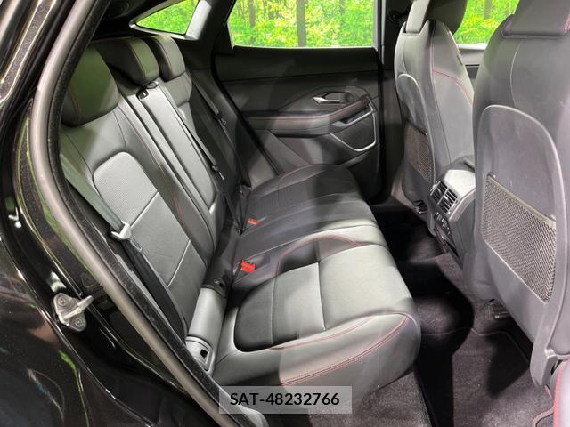 Jaguar E-PACE 2018-08 7798996-15